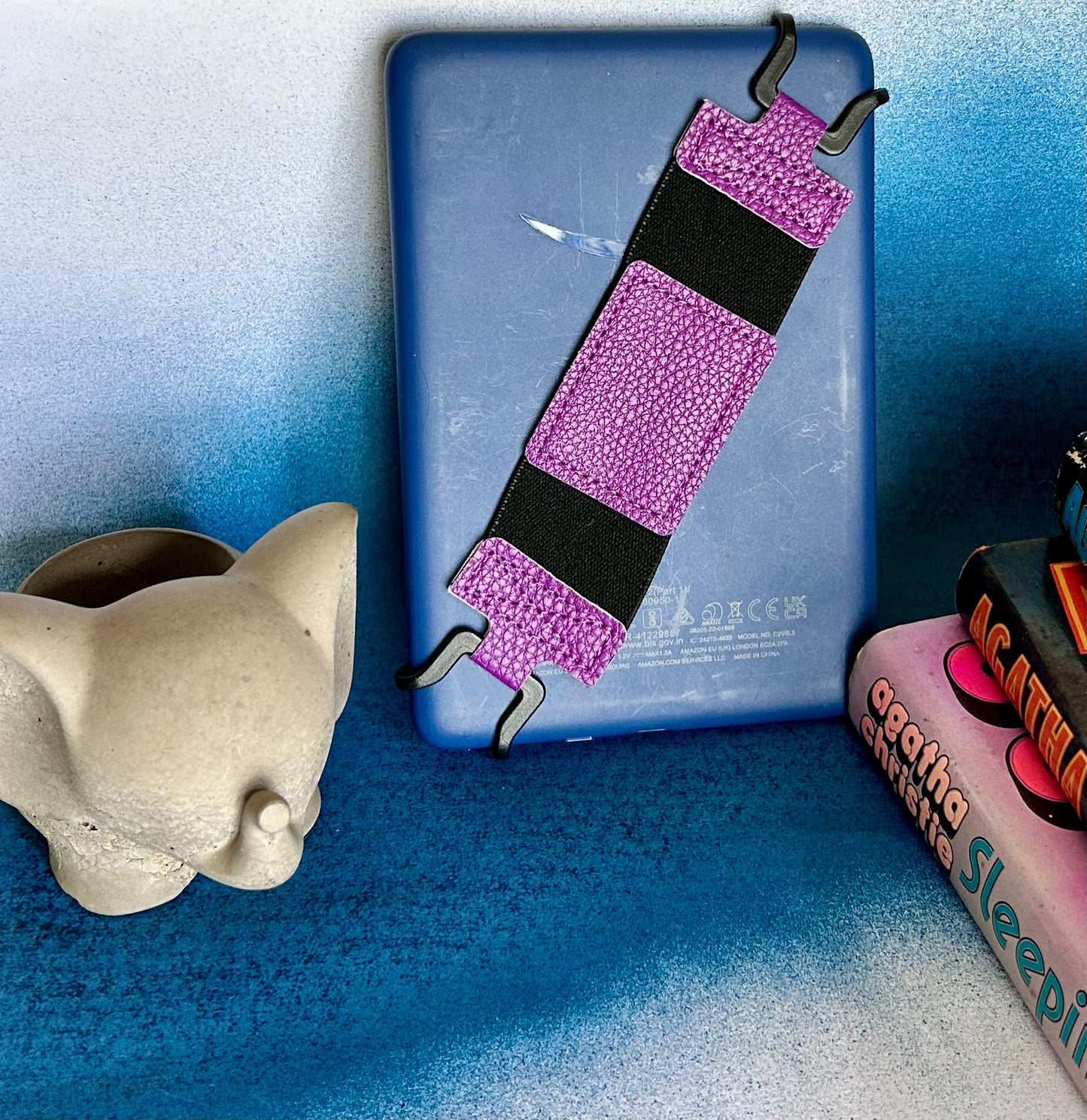 E-Reader Hand Strap – Your Spellbinding Reading Companion