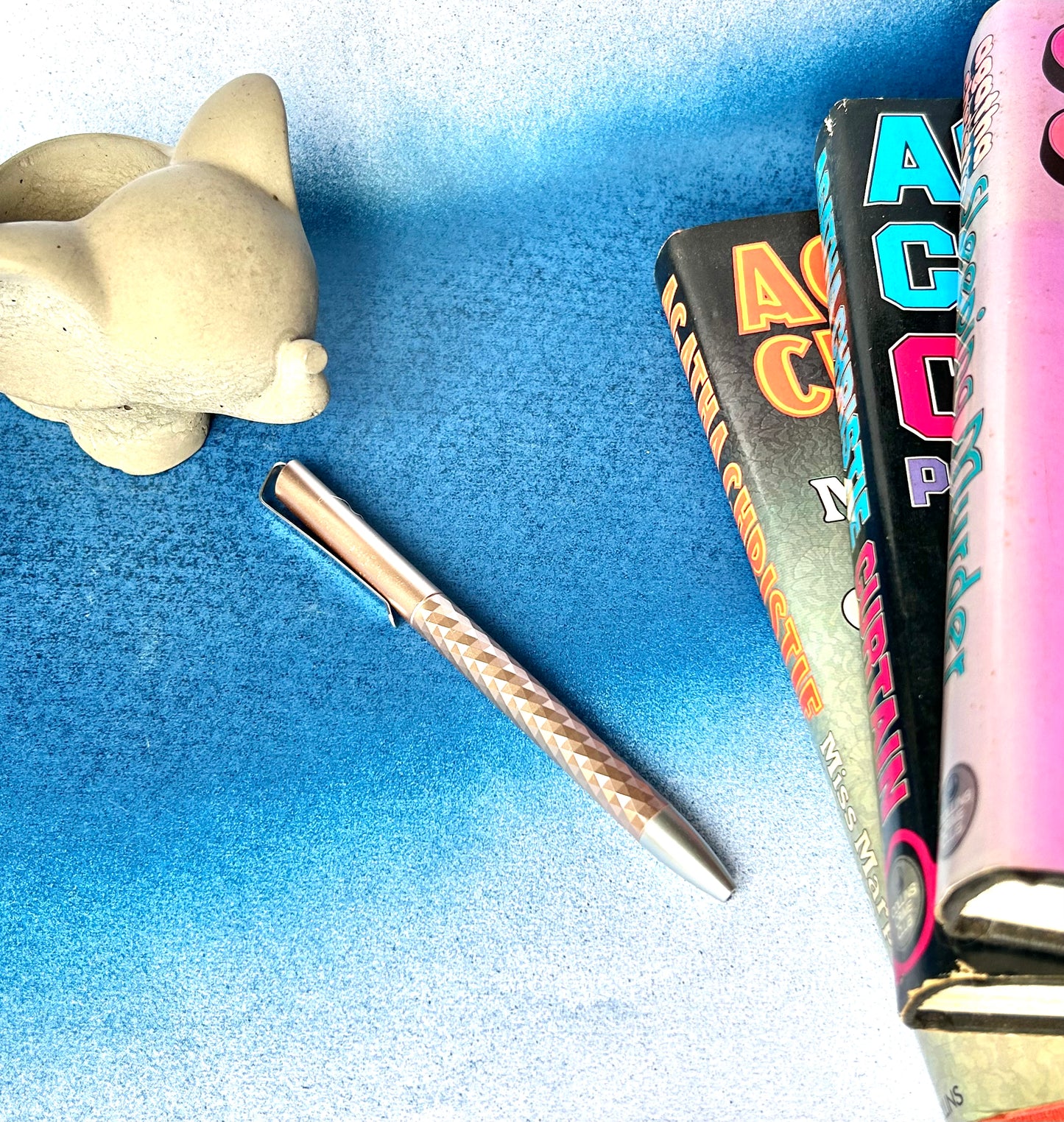 Premium Refillable Pen: Elegant Writing in Silver, White, Black, Gold & Rose Gold